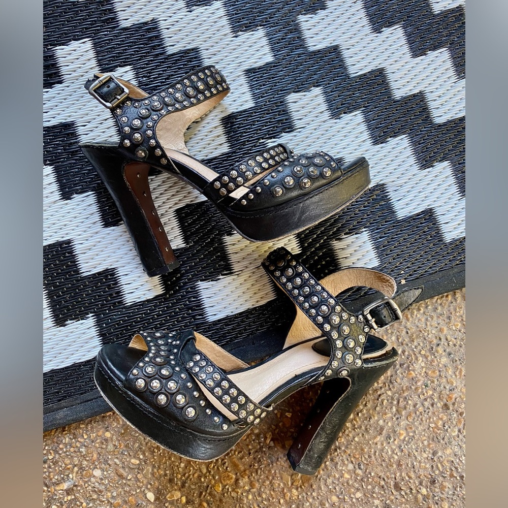 Frye Samantha Stud Platform Heel